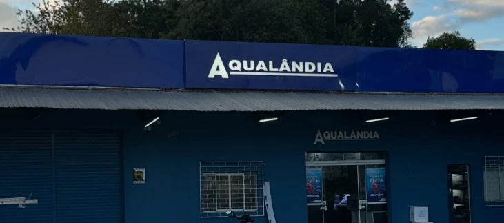 Identificação Aqualândia na fachada azul do estabelecimento