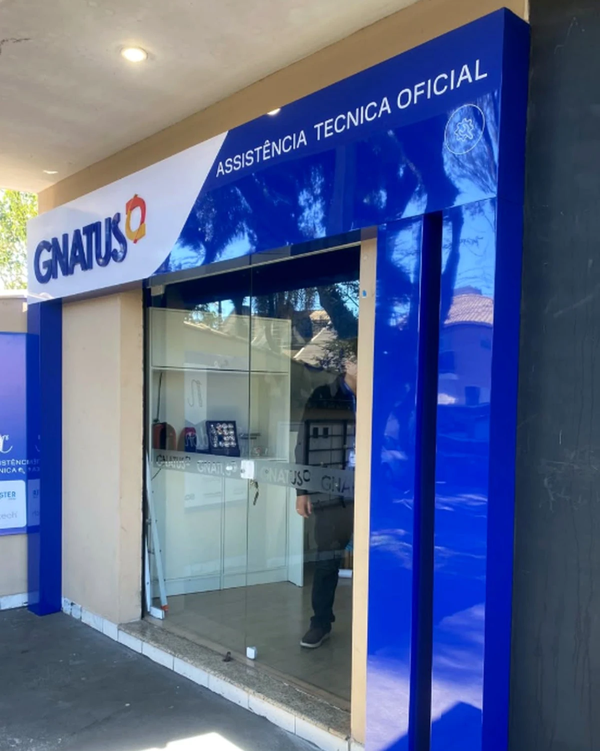 Fachada GNATUS com identificação azul e branca e entrada envidraçada